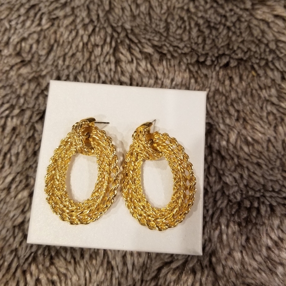 Gold Like Chain Neclace w/Matching Earrings - Picture 7 of 7